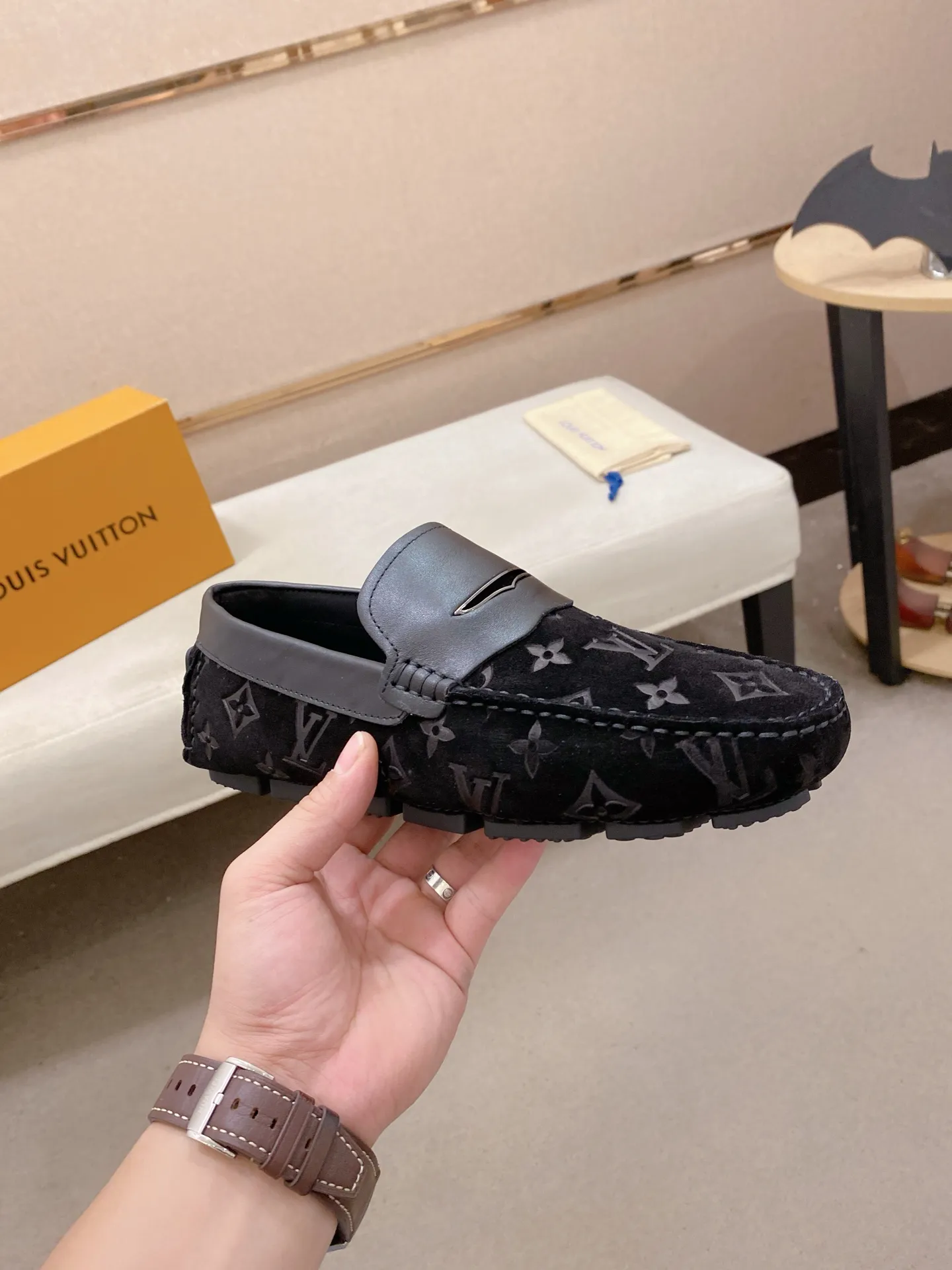 Factory price: 500💰High-end quality! LV 🆕🆕Exclusive hot-selling products in stock🔥🔥New products on the shelves, high-quality Ferragamo men's pea shoes, high-end casual driving shoes, with complete packaging! 💪 💪 Material: imported first-layer cowhide 🐂 + imported high-quality buffalo leather lining + wear-resistant outsole 👍🏻👍🏻 Features: high-end and comfortable, purely handmade 🚀 🚀 Create the perfect shoes that suit you best 🔥 🔥 Size: (38-44) 45 standard size can be customized!